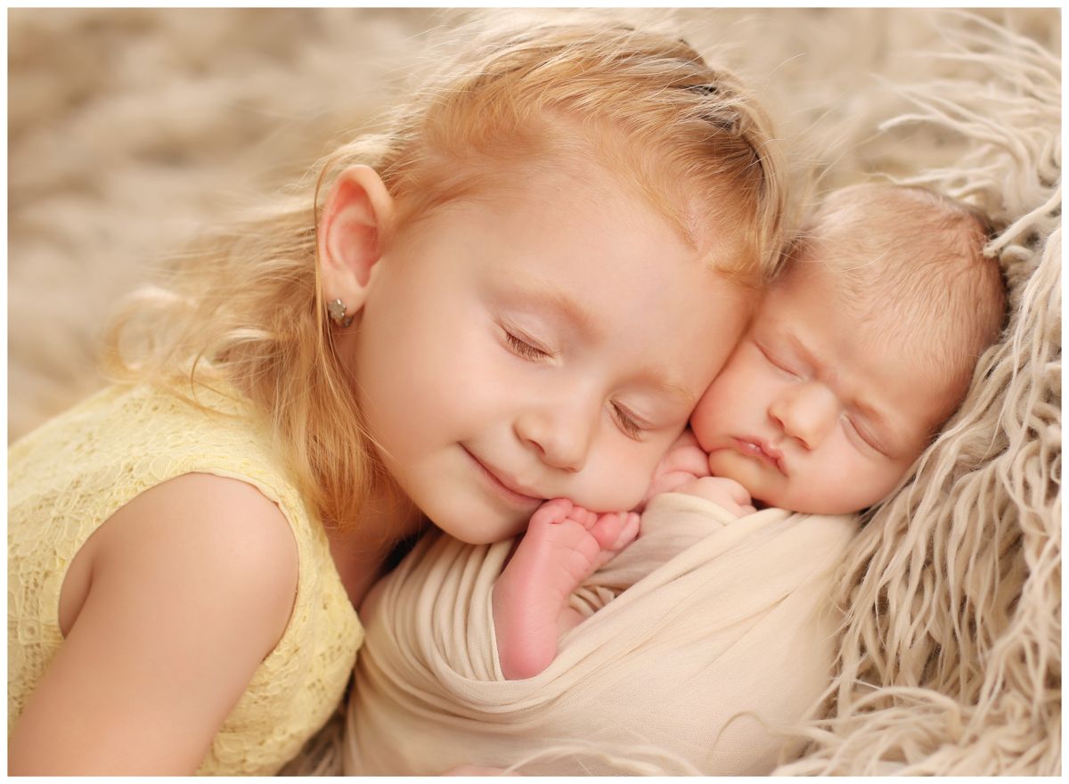 První newborn focení miminka se starší sestrou