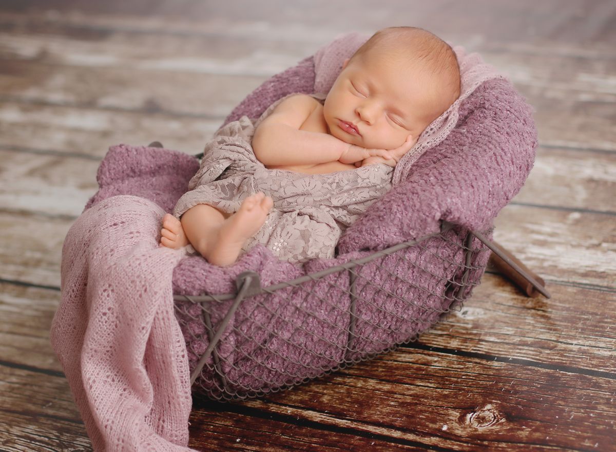 Profesionální focení v ateliéru novorozence ve fialovém plédu a v košíku