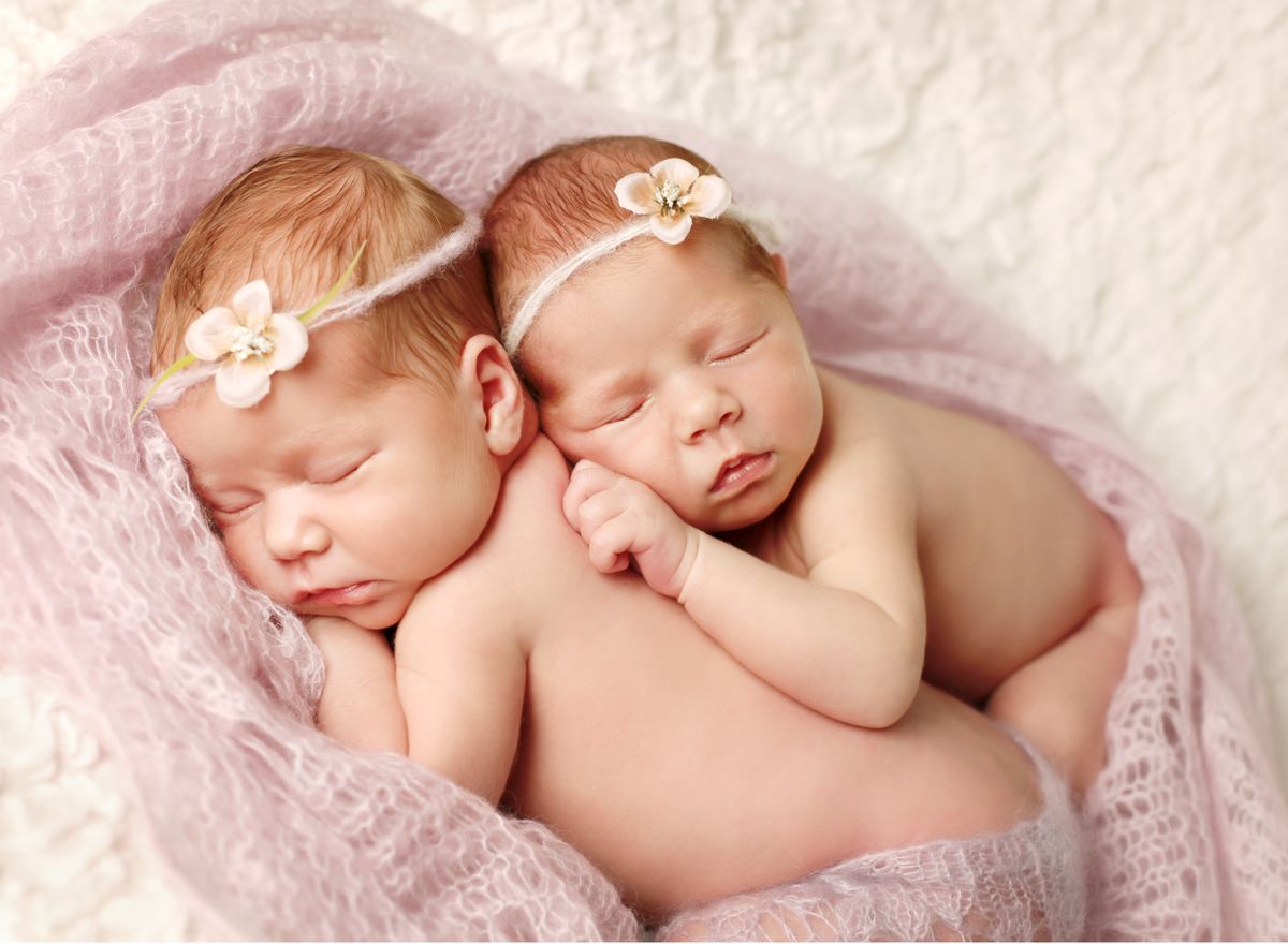 Newborn focení se starší sestřičkou