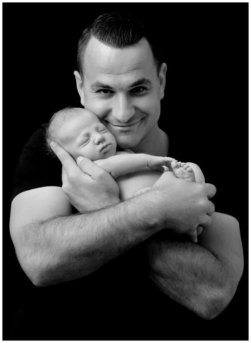 Přirozené newborn focení novorozeného miminka s tatínkem na černém pozadí