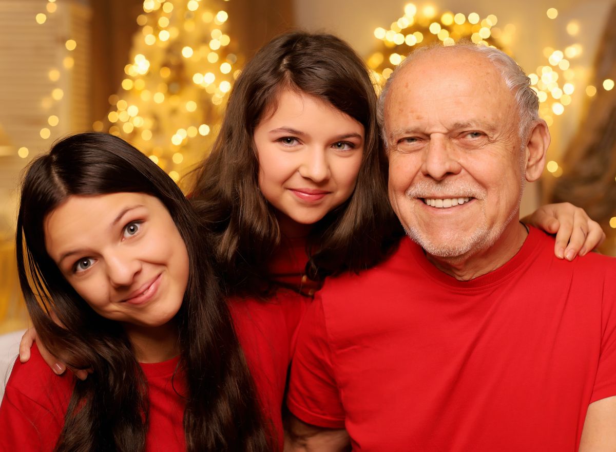 Hravá ateliérová fotografie rodiny ve vánočních svetrech