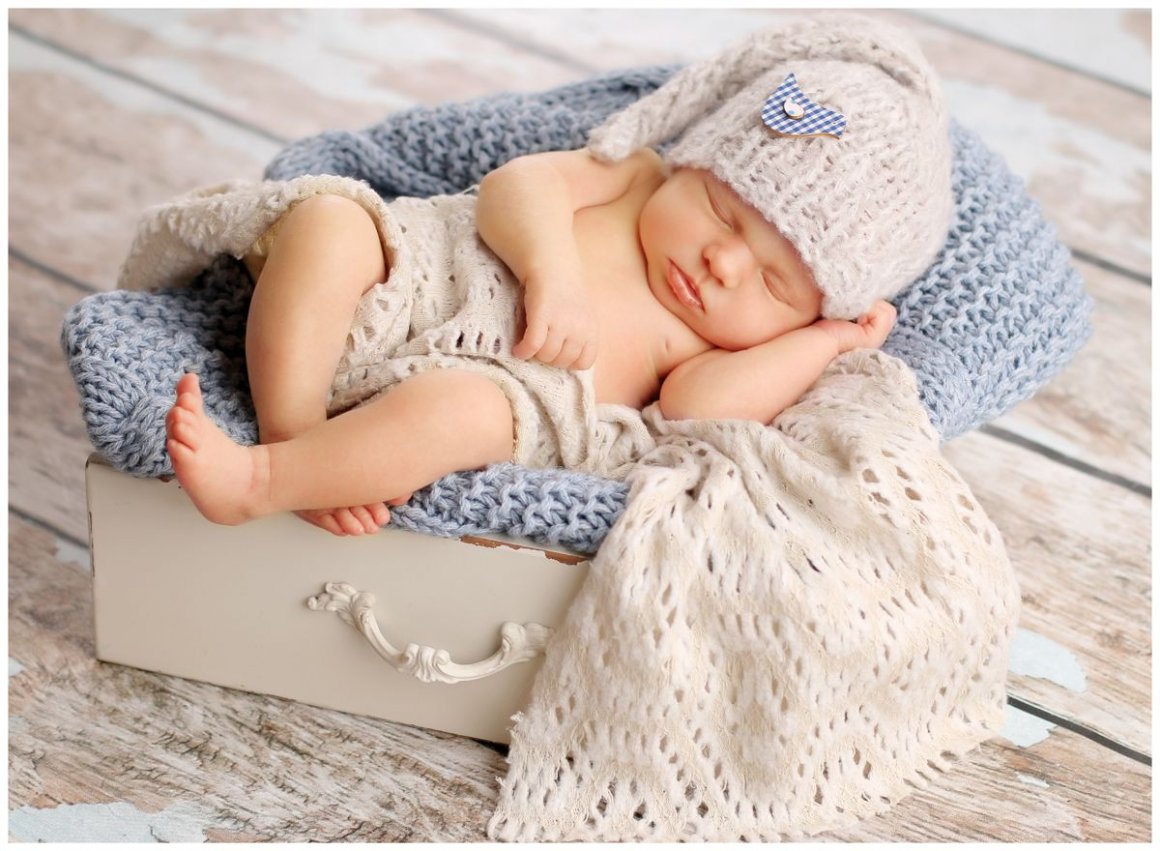 Newborn focení spinkajícího miminka v šuplíku s rekvizitami, čepičkou a plédem